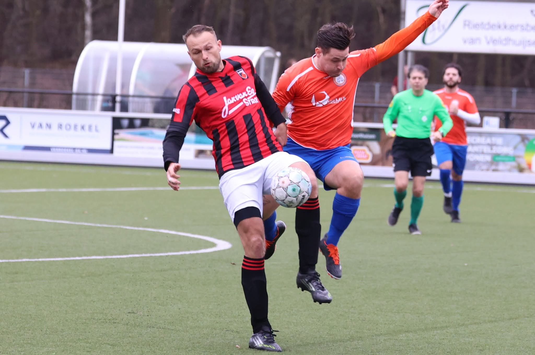 Ruime overwinning voor koploper Stroe